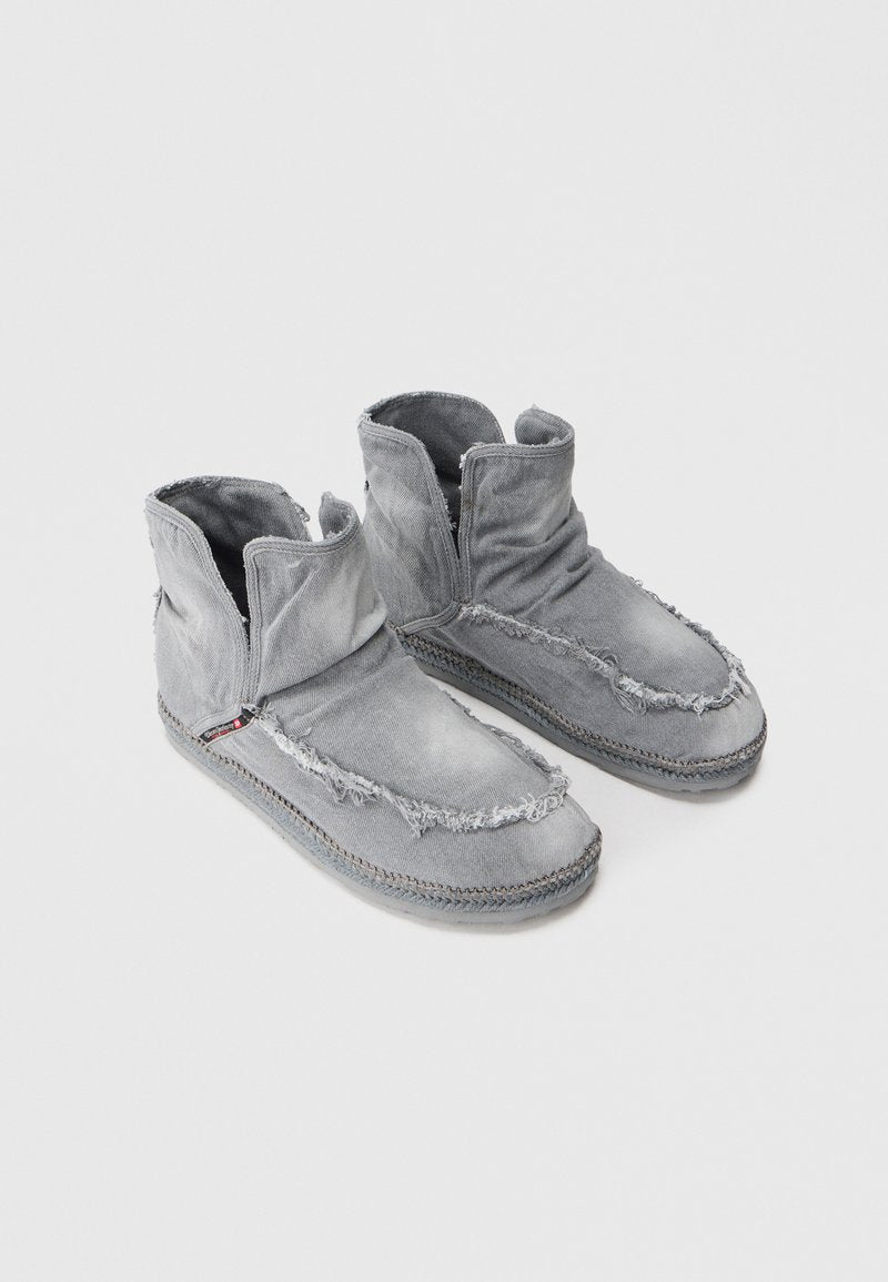 Graue Stiefeletten aus strukturiertem Stoff mit fransigen Kanten. Verfügen über ein Slip-On-Design, eine geflochtene Sohle und sichtbare Nähte.