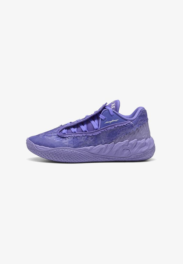 Puma MB.05 LO TEAM UNISEX - Basketball shoes - lavender alert-dark amethyst