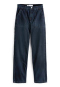 Weite dunkelblaue Jeans mit Knopfverschluss, großen vorderen Taschen und geradem Schnitt. Der Stoff hat eine glatte Textur.