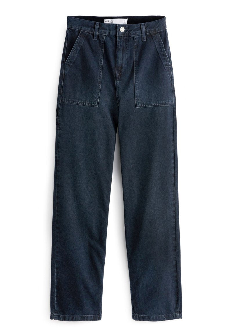 Weite dunkelblaue Jeans mit Knopfverschluss, großen vorderen Taschen und geradem Schnitt. Der Stoff hat eine glatte Textur.