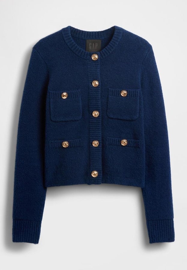 Marineblauer verkürzter Cardigan aus weichem Stoff, mit zwei aufgesetzten Taschen vorne, gerippten Bündchen und goldfarbenen Knopfverschlüssen.