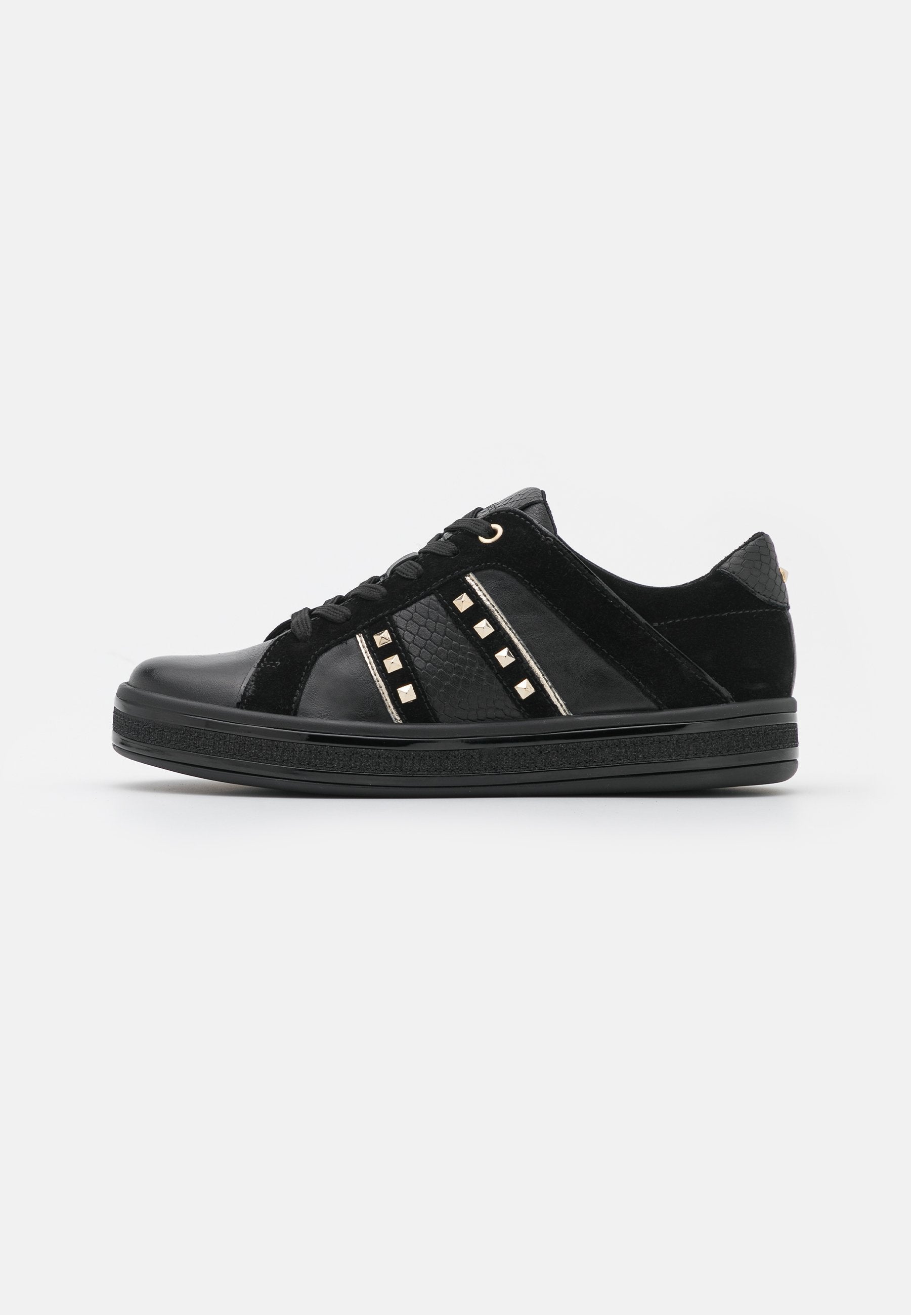 Schwarzer Sneaker mit Schnürung, strukturierten Seitenpanelen und goldenen quadratischen Nieten auf weißem Hintergrund, zeigt die äußere Seitenansicht.