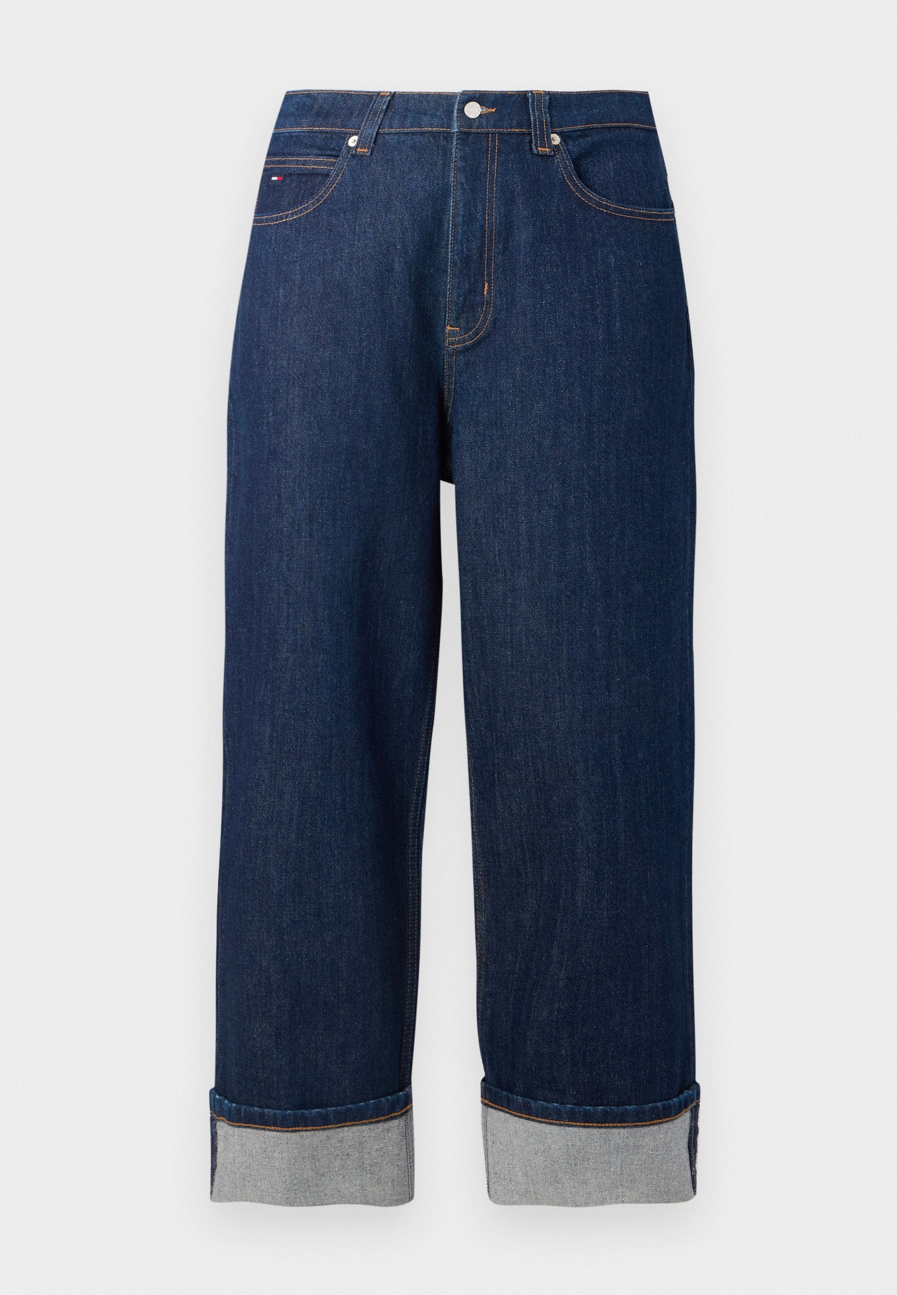 Dunkelblaue lässige Jeans mit weit geschnittenen Beinen und umgeschlagenen Säumen, Knopf vorne und kontrastierendem Nähen auf weißem Hintergrund.