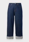 Dunkelblaue lässige Jeans mit weit geschnittenen Beinen und umgeschlagenen Säumen, Knopf vorne und kontrastierendem Nähen auf weißem Hintergrund.