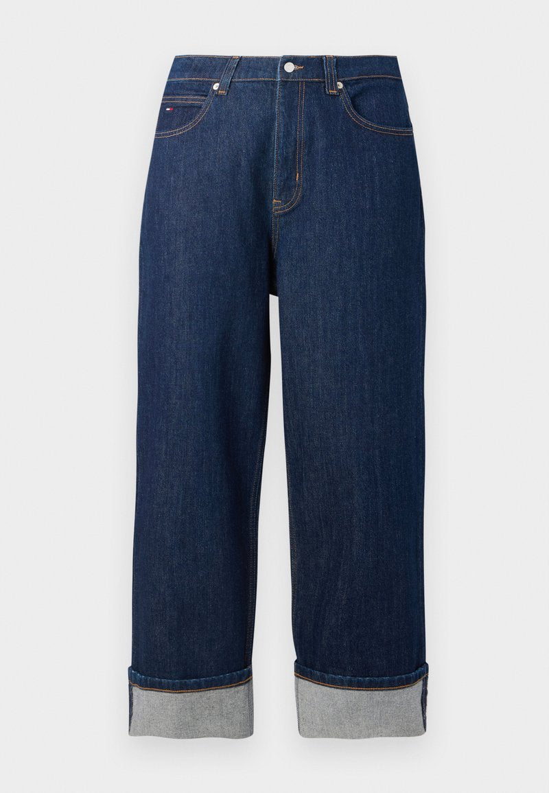 Dunkelblaue lässige Jeans mit weit geschnittenen Beinen und umgeschlagenen Säumen, Knopf vorne und kontrastierendem Nähen auf weißem Hintergrund.
