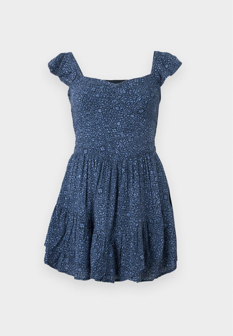 Navyblaues Kleid aus gemustertem Stoff, mit quadratischem Ausschnitt und kurzen Puffärmeln. Ausgestellter Rock mit Raffung.