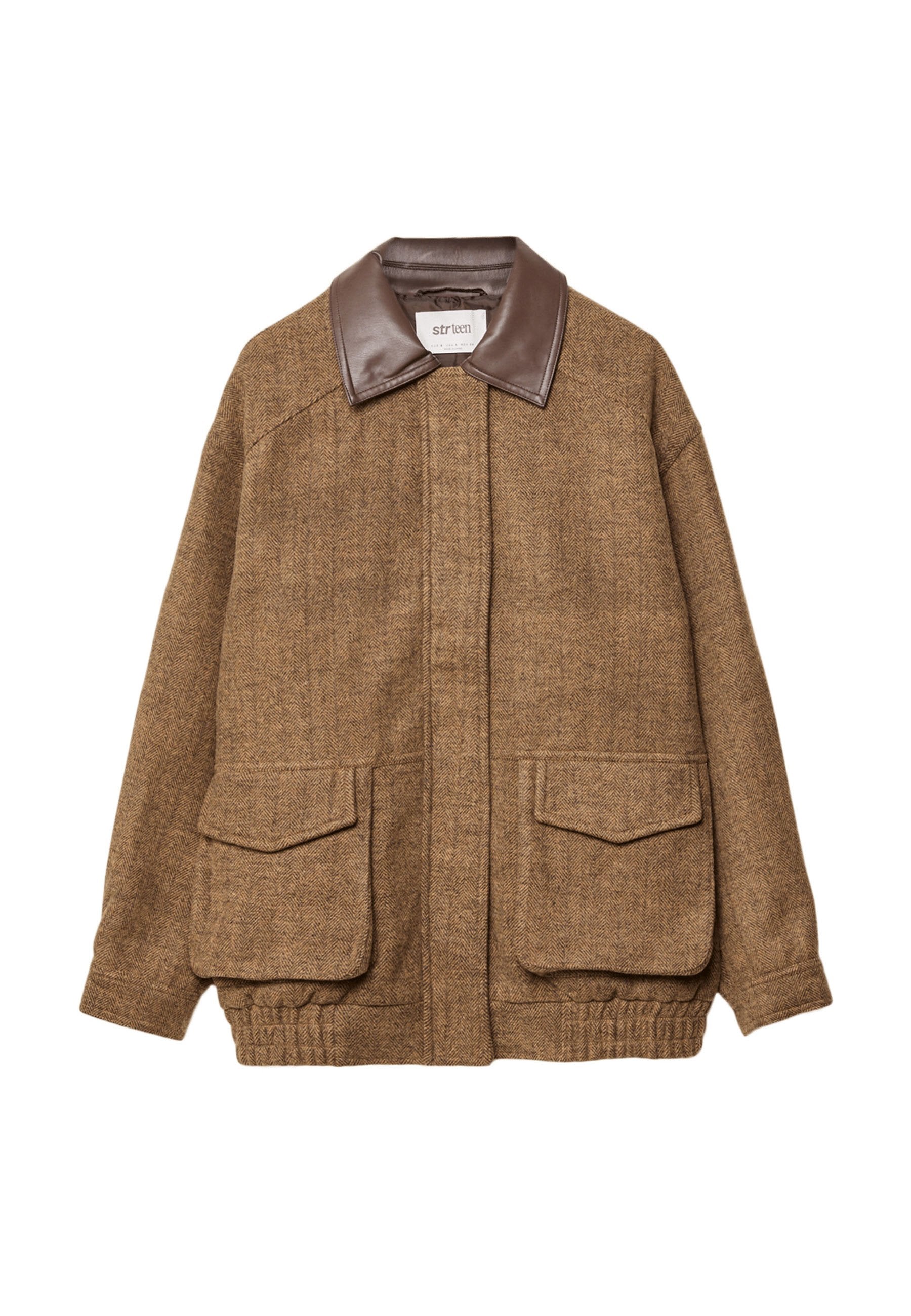 Braune Fischgrätjacke mit einem braunen Ledermantel, Frontreißverschluss und zwei vorderen aufgesetzten Taschen; verfügt über elastische Bündchen und Saum.