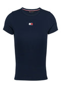 Marineblaue kurzärmelige Ripp-T-Shirt mit Rundhalsausschnitt und kleinem Tommy Jeans Logo-Patch mittig auf der Brust.