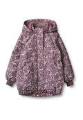 Daunenjacke mit floralem lila Druck, ausgestattet mit Kapuze, Frontreißverschluss, seitlichen Taschen und gerippten Bündchen. Innen mit pinkem Stoff gefüttert.