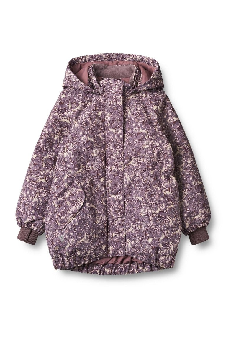 Daunenjacke mit floralem lila Druck, ausgestattet mit Kapuze, Frontreißverschluss, seitlichen Taschen und gerippten Bündchen. Innen mit pinkem Stoff gefüttert.