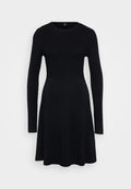 Gerippentes schwarzes Kleid mit langen Ärmeln und tailliertem Oberteil, das in einen Rock ausläuft. Glatte Textur, runder Ausschnitt und schlichtes Design.