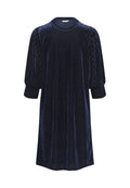 Navyblaues Samtkleid mit vertikalen Streifen, rundem Ausschnitt und gepufften Halbärmeln. Weiche Textur mit einer entspannten, fließenden Form.