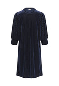 Navyblaues Samtkleid mit vertikalen Streifen, rundem Ausschnitt und gepufften Halbärmeln. Weiche Textur mit einer entspannten, fließenden Form.