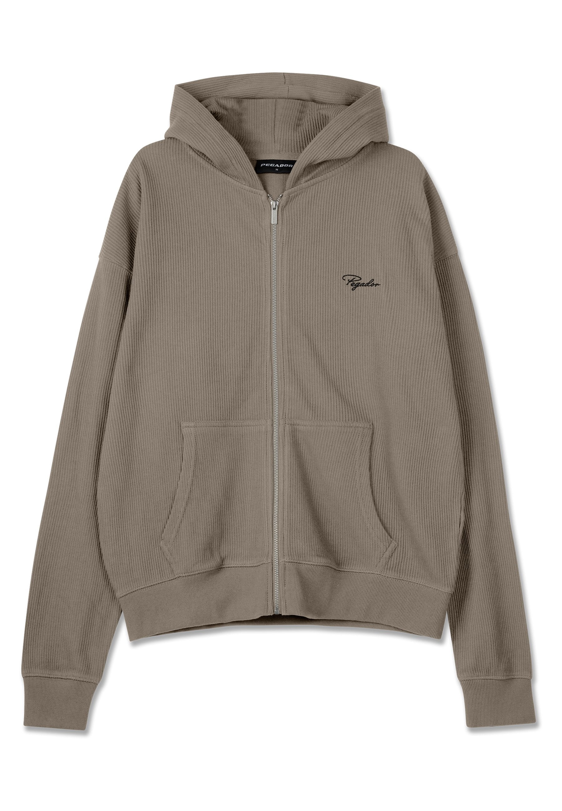 Olivgrüner, gerippter Kapuzenpullover mit Fronttaschen, durchgehendem Reißverschluss und gesticktem Logo auf der linken Brust. Weicher Stoff.