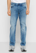 Hellblaue Denim-Jeans mit geradem Bein, ausgestattet mit einem klassischen Fünf-Taschen-Design und subtiler Ausbleichung für einen getragenen Look.