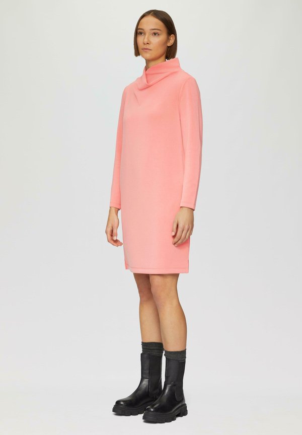 s.Oliver MIT WASSERFALLKRAGEN UND SEITLICHEN EINGRIFFTASCHEN - Day dress - himbeere