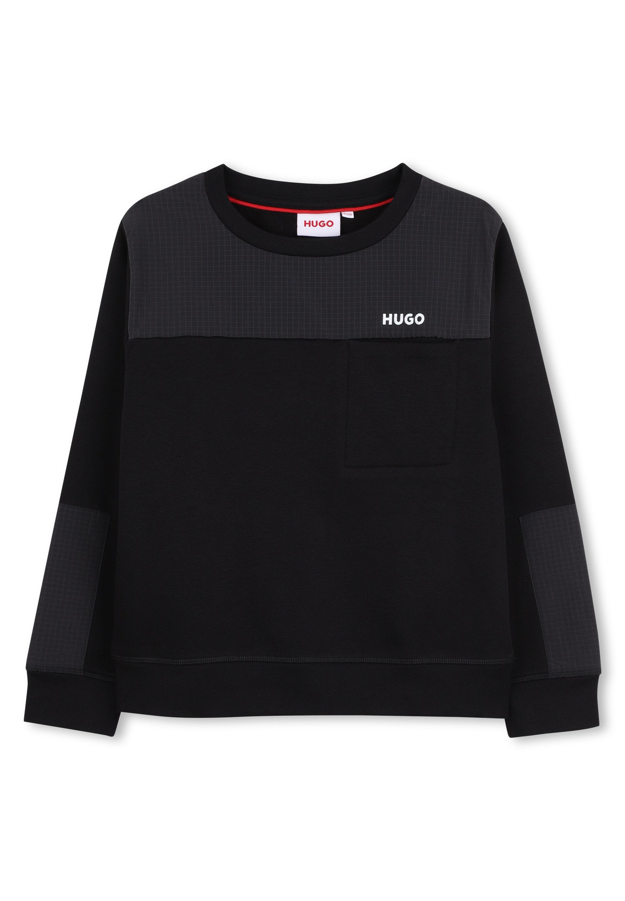 Schwarzes Sweatshirt mit einem strukturierten oberen Panel, Rundhalsausschnitt, einer Fronttasche und weißem "HUGO"-Logo. Glattes Material mit kontrastierenden Akzenten.