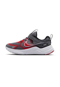 Grauer und roter Nike-Laufschuh mit weißer Sohle, Netzobermaterial, Klettverschluss, Schnürsenkeln und Zuglaschen an Zunge und Ferse.