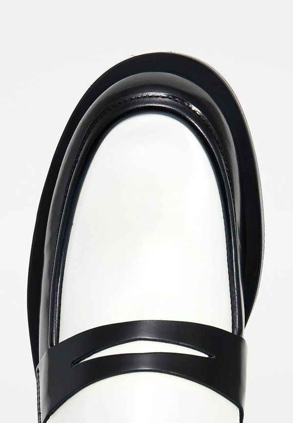 Stuart Weitzman 5050