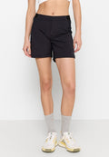 Schwarze Sportshorts aus leichtem, atmungsaktivem Material, mit einem Knopfverschluss und einem modernen Schnitt. Mit einem dezenten Logo an der Seite akzentuiert.