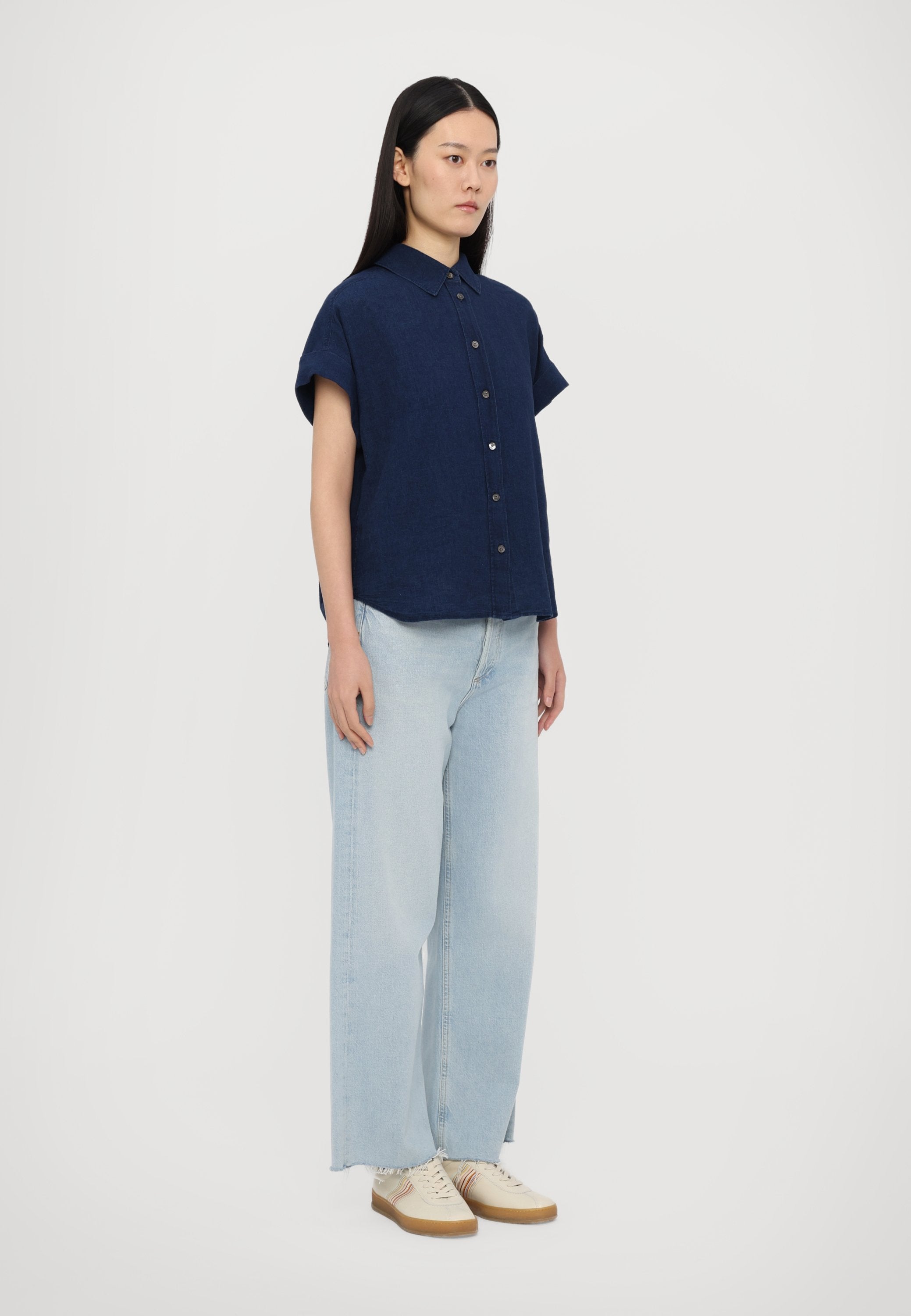 CLOSED SLEEVELESS SHIRT