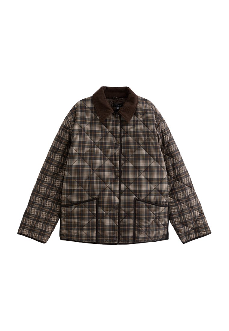 Braune und beige karierten gesteppte Jacke mit dunkelbraunem Kragen, Knopfleiste und zwei Vordertaschen, auf einem weißen Hintergrund flach ausgelegt.