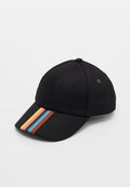 Schwarze Baseballkappe mit vier senkrechten Streifen in Gelb, Pink, Blau und Rot auf dem Schirm, dargestellt auf schlichtem, hellem Hintergrund.