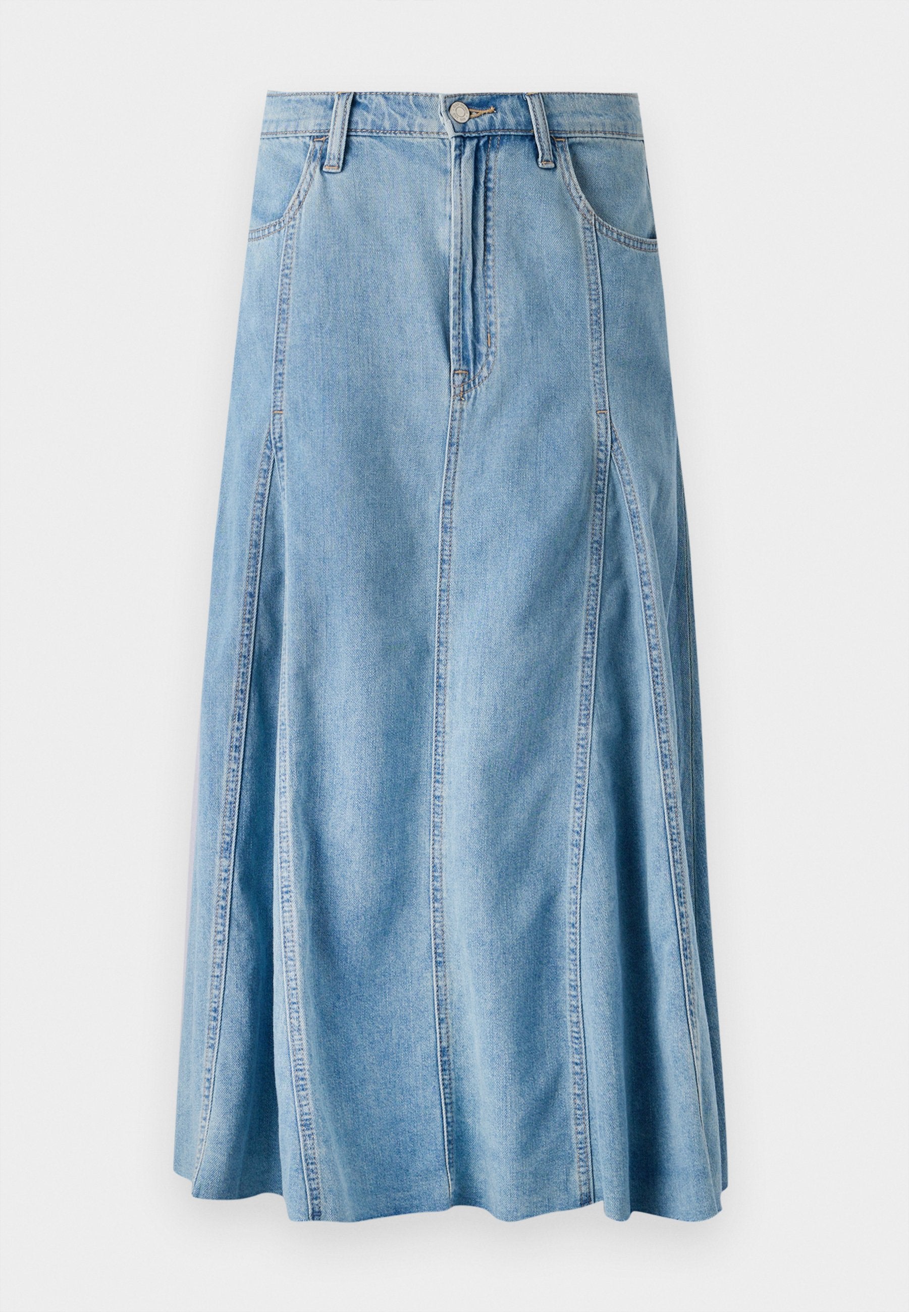 Hellblaue Jeansrock mit einem ausgestellten Design, ausgestattet mit einem Knopfverschluss, Gürtelschlaufen und vertikalen Nahtdetails. Knielange Länge.