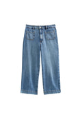 Hellblaue Denim-Jeans im weit geschnittenen Stil mit hoher Taille, zwei Gesäßtaschen und umgeschlagenem Saum. Verfügt über ein klassisches Fünf-Taschen-Design und einen Metallknopf.