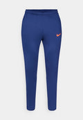 Marineblaue Slim-Fit-Sporthosen mit elastischem Bund und orangefarbenem Nike-Swoosh am rechten Oberschenkel vor weißem Hintergrund.