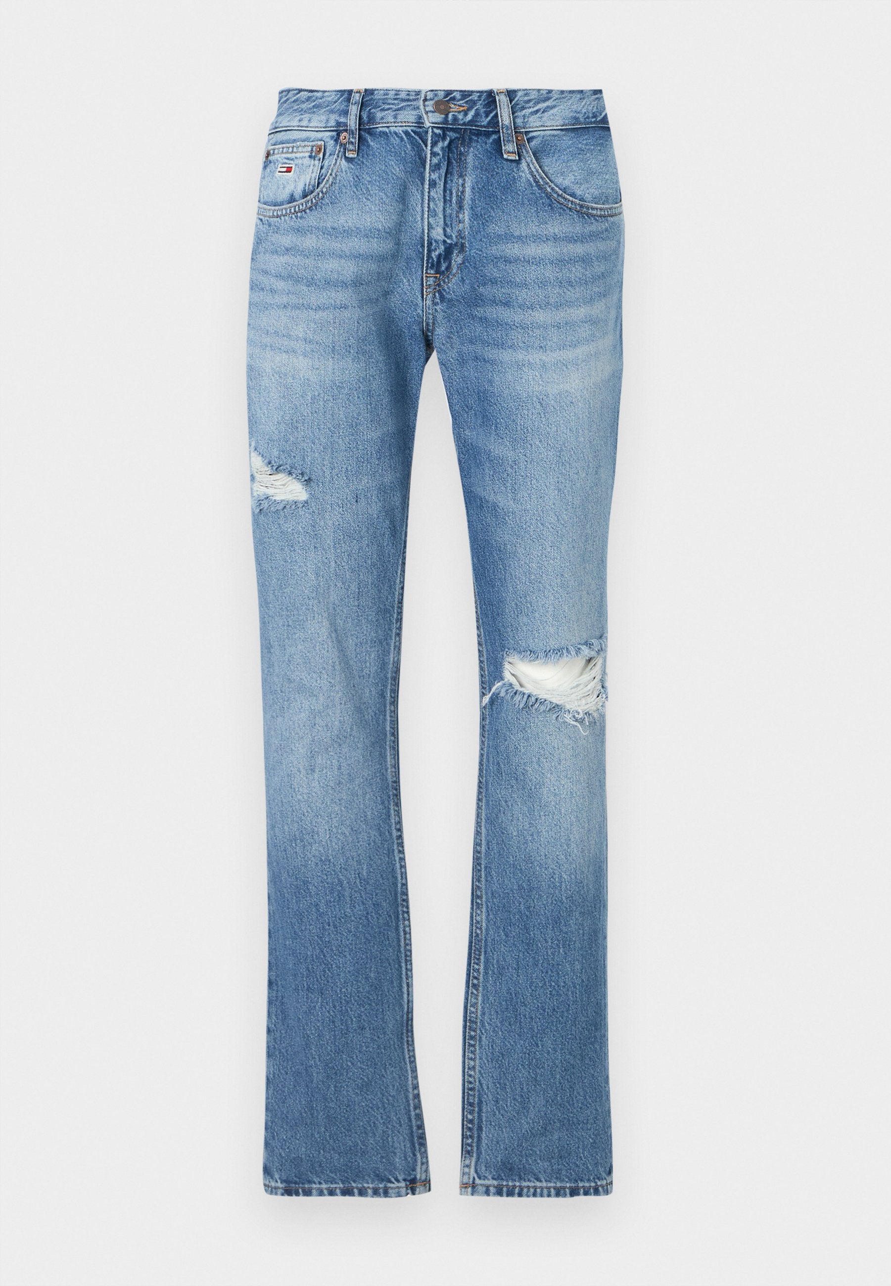 Hellblaue Jeans aus Denim mit geradem Schnitt. Merkmale sind verwitterte Bereiche an den Knien und dezente Ausbleichungen. Mit einem einzelnen Knopfverschluss und Gürtelschlaufen.