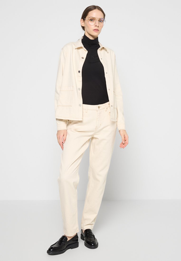 KARL LAGERFELD Mom Jeans Media 2