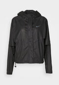 Schwarze Nike-Jacke mit Kapuze, aus leichtem, glänzendem Material, mit Vorderreißverschluss und Logo auf der linken Brust.
