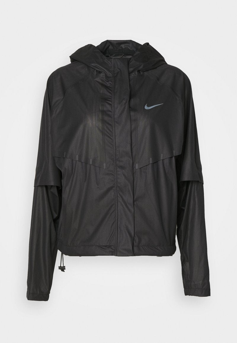 Schwarze Nike-Jacke mit Kapuze, aus leichtem, glänzendem Material, mit Vorderreißverschluss und Logo auf der linken Brust.
