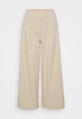 Beige weite Hose aus glattem Stoff, mit hohen Taillenbund, Vorderfalten und einem knöchellangen Saum. Einfaches und ungeschmücktes Design.