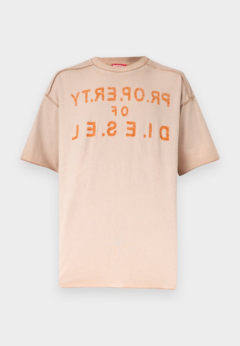 Beiges Kurzarm-T-Shirt mit orangefarbenem, distressed bedrucktem Text "PROPERTY OF DIESEL", der spiegelverkehrt über der Brust verläuft.