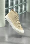 Beige High-Top-Sneaker aus Canvas mit runder Zehenpartie, Schnürverschluss und weißer Gummisohle. Verfügt über ein kleines rotes Logo an der Ferse.