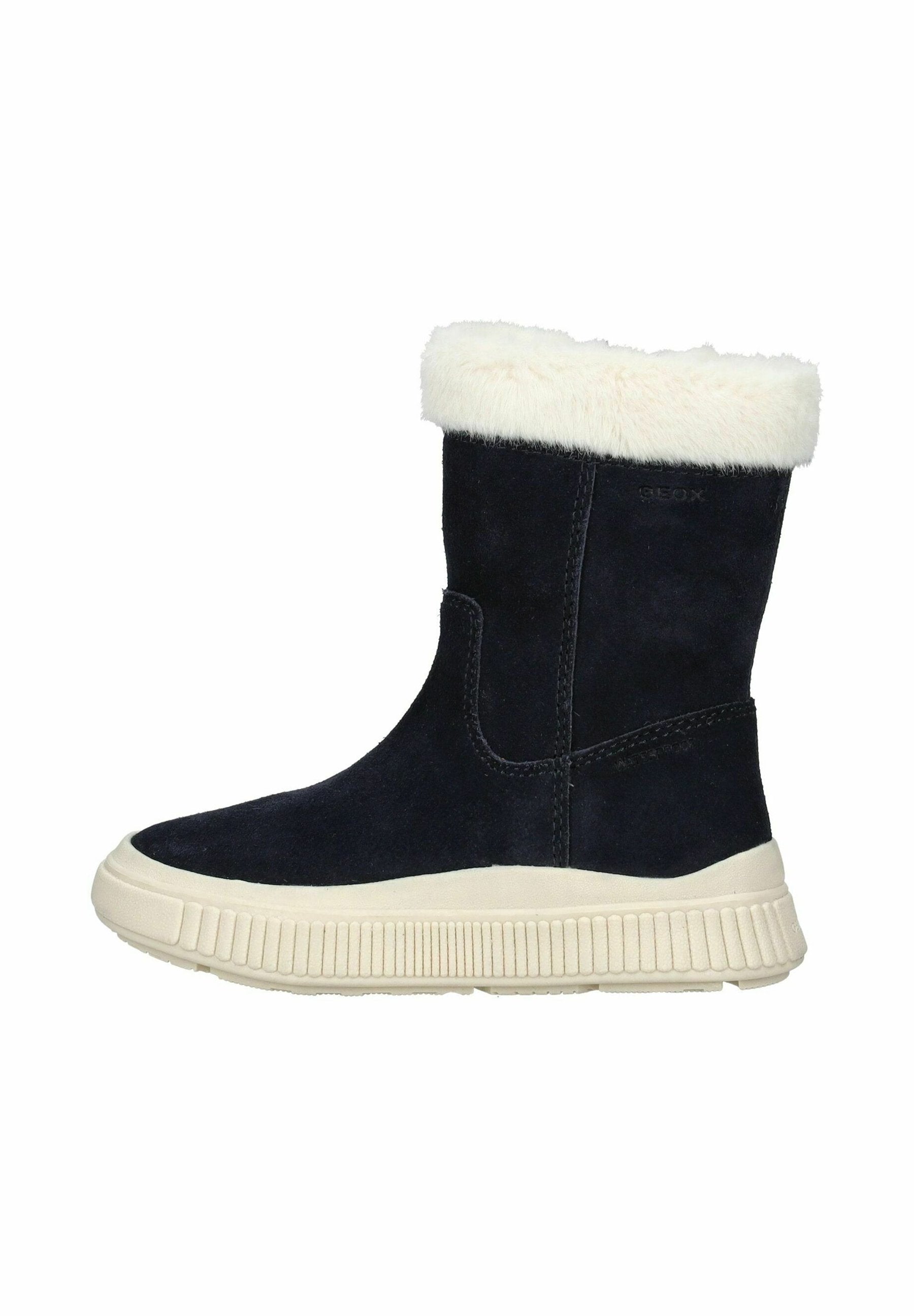 Marineblaue Wildleder-Stiefeletten mit einem plüschigen, cremefarbenen Kunstfellkragen und einer strukturierten, beigen Gummisohle. Merkmale sind eine glatte Silhouette und eine Ziernaht.