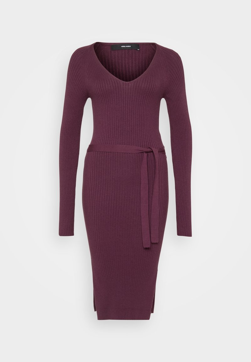 V-Ausschnitt, langärmliges, geripptes Kleid in tiefem Burgunderrot, mit einem gebundenen Taillengürtel und seitlichen Schlitzen für Bewegungsfreiheit. Weiche Stricktextur.