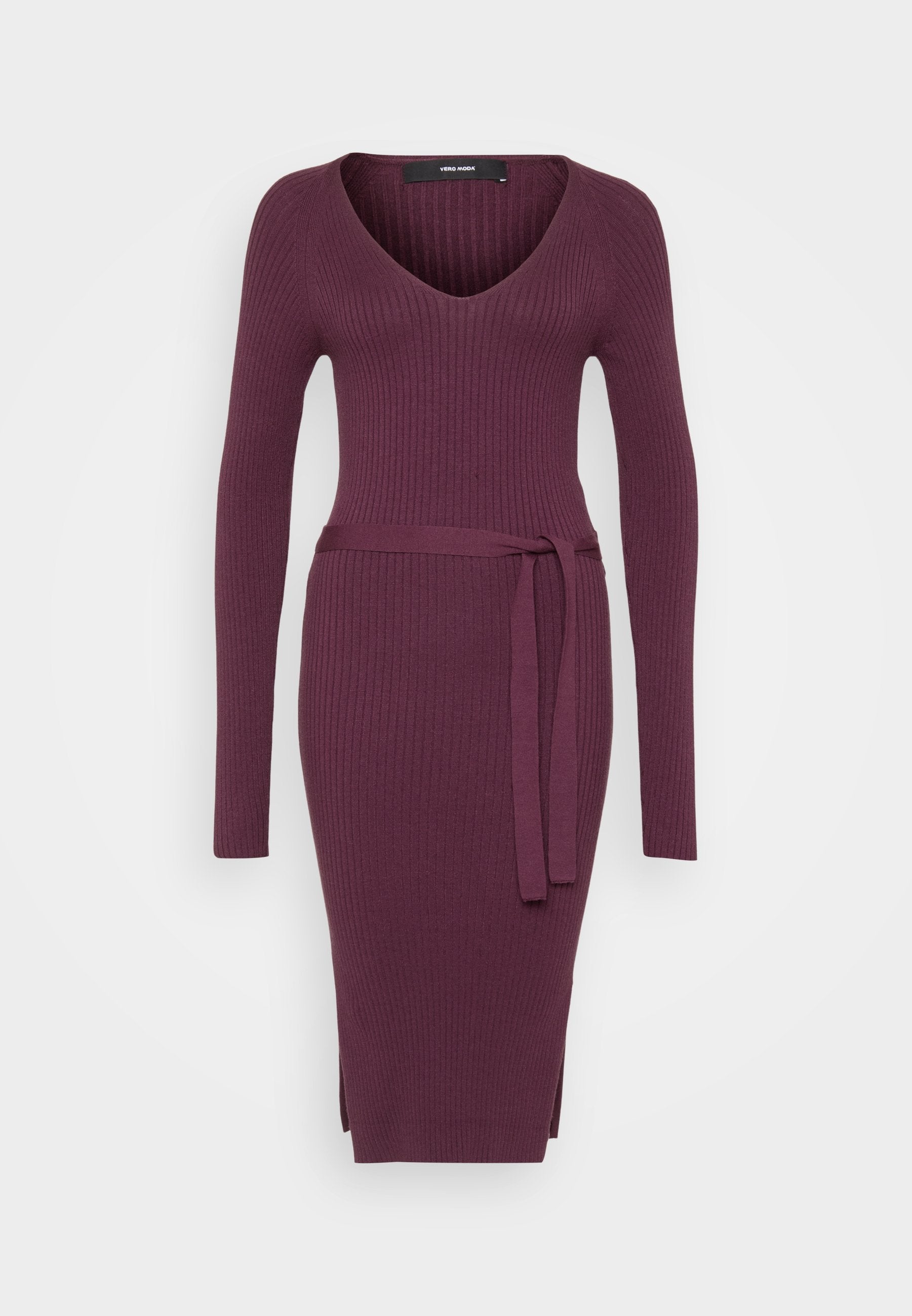 V-Ausschnitt, langärmliges, geripptes Kleid in tiefem Burgunderrot, mit einem gebundenen Taillengürtel und seitlichen Schlitzen für Bewegungsfreiheit. Weiche Stricktextur.