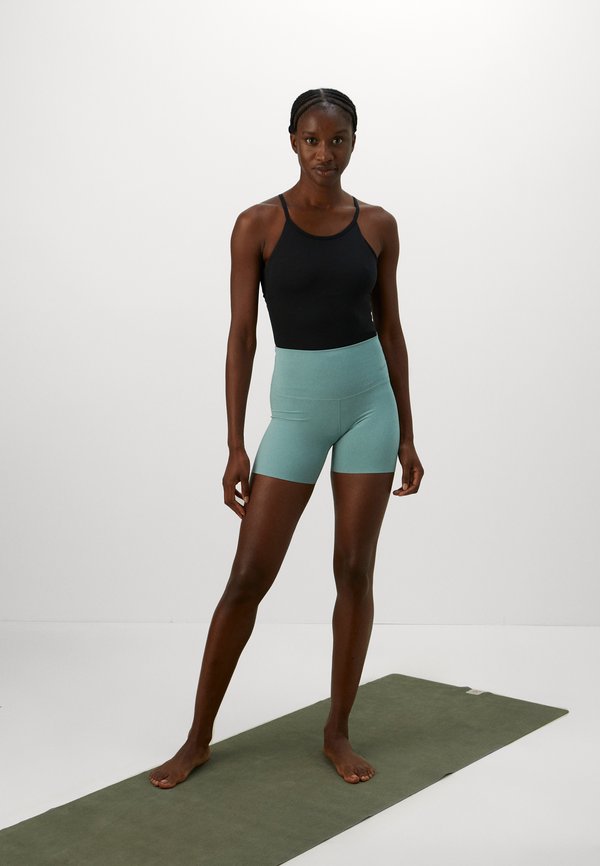 Nike Performance ZENVY - Leggings - light green
