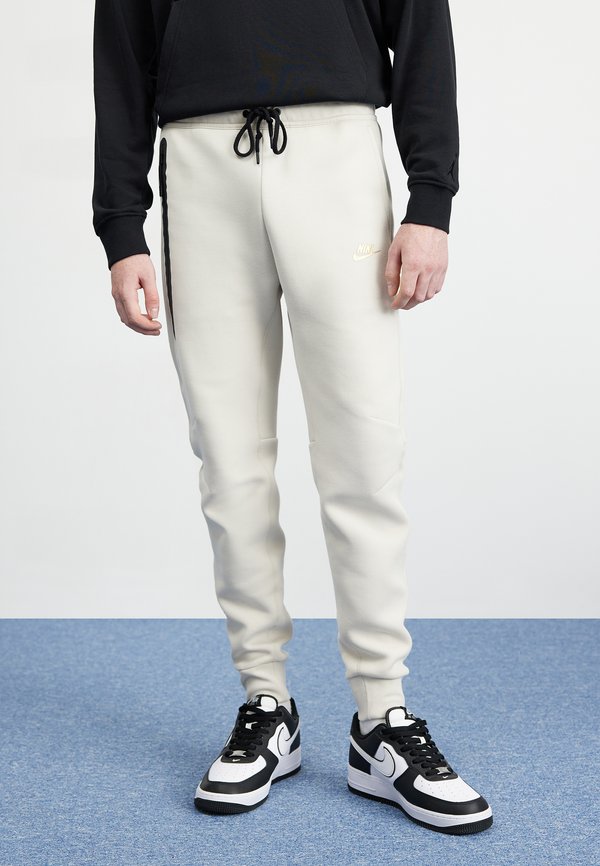 Nike Sportswear TECH JOGGER - Tracksuit bottoms - lt orewood brn/(metallic gold)