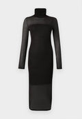 Schwarzes, durchsichtiges Midi-Kleid mit langen Ärmeln und Rollkragen sowie blickdichten Einsätzen am Oberkörper vor einem schlichten weißen Hintergrund.