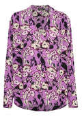 Langärmlige Bluse aus lila Stoff mit floralem Muster in Weiß, Pink und Schwarz. Verfügt über einen V-Ausschnitt und eine lockere Passform mit einem abgerundeten Saum.