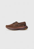 Braune Wildlederschuhe mit runder Zehenform, Schnürdesign, Vibram-Laufsohle und mehrschichtigen Akzenten an der Seite.