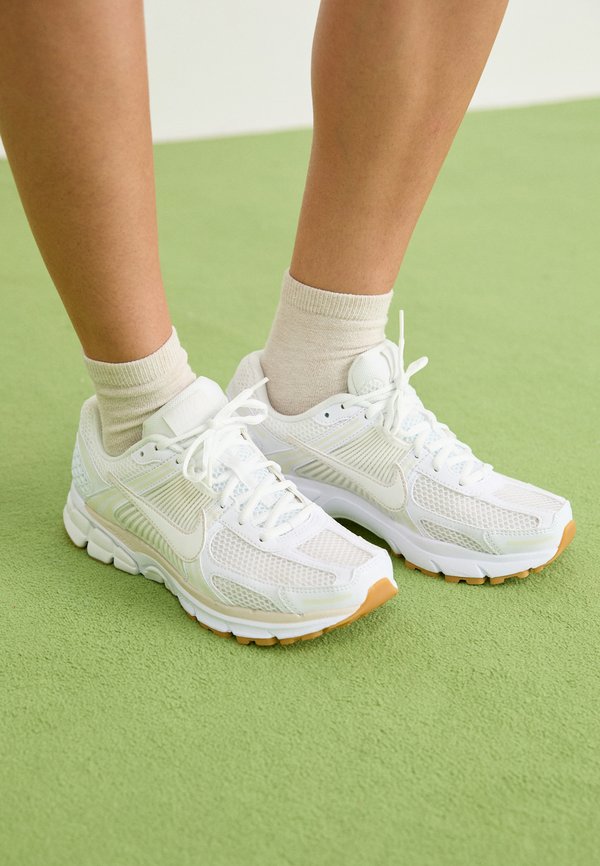 Nike Sportswear ZOOM VOMERO 5 - Trainers - white phantom summit/white gum/brown