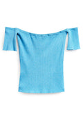 Blaues, geripptes Off-Shoulder-Oberteil mit kurzen Ärmeln, das ein enges Design und einen weichen, strukturierten Stoff aufweist.
