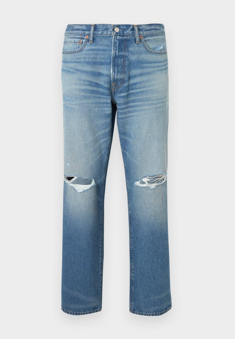 Hellblaue Jeans aus Denim mit entspanntem Schnitt, verziert mit abgenutzten Rissen an den Knien und einem geraden Bein. Klassisches Design mit fünf Taschen.
