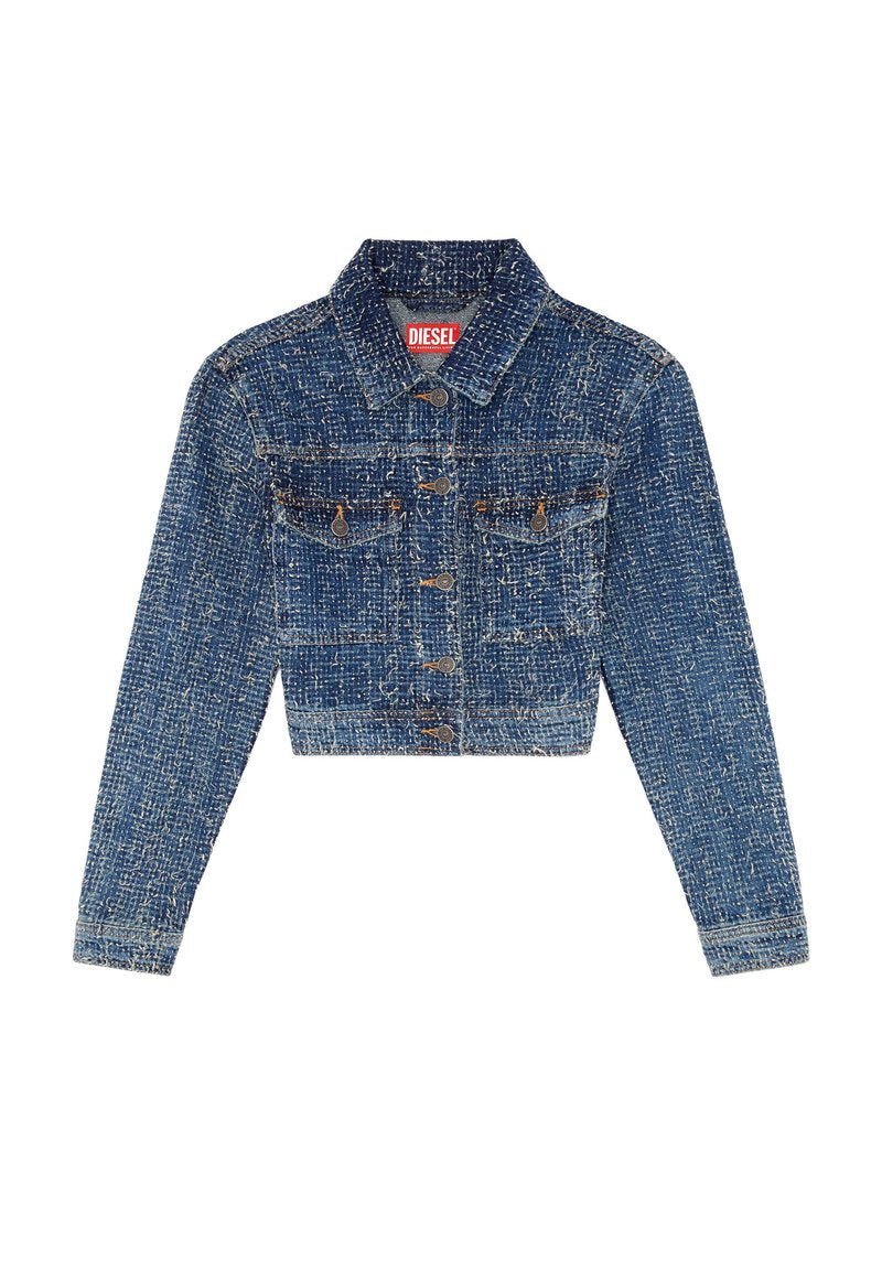Dunkelblaues Denim-Kurzjacke mit strukturiertem Finish, ausgestattet mit zwei Brusttaschen und Metallknöpfen. Markenlabel sichtbar am Kragen.