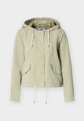 Hellgrüne, kürzere Jacke mit Kapuze, zwei Fronttaschen, verstellbarem Kordelzug und metallischen Akzenten an den Kordelenden.